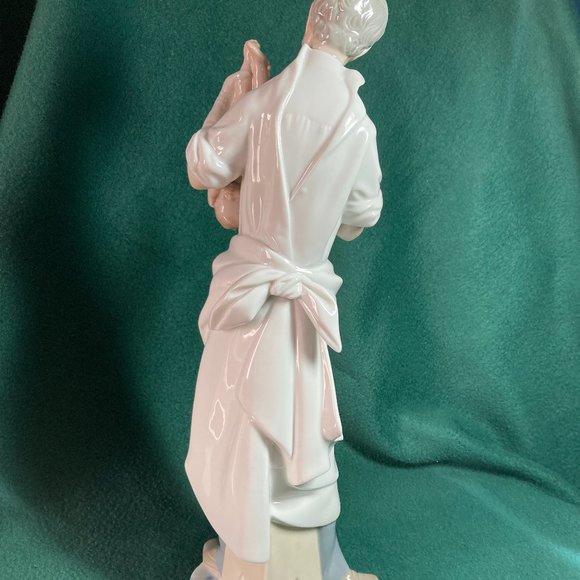 Lladro Obstetrician Doctor with Baby - Picture 9 of 10